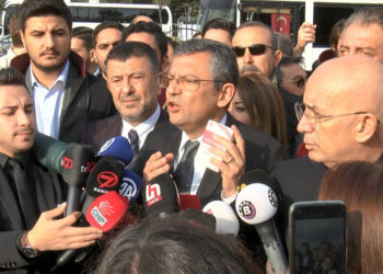 Özgür Özel'den Yargıtay'ı protesto eden avukatlara destek