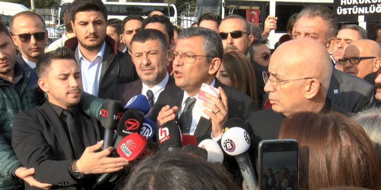 Özgür Özel'den Yargıtay'ı protesto eden avukatlara destek