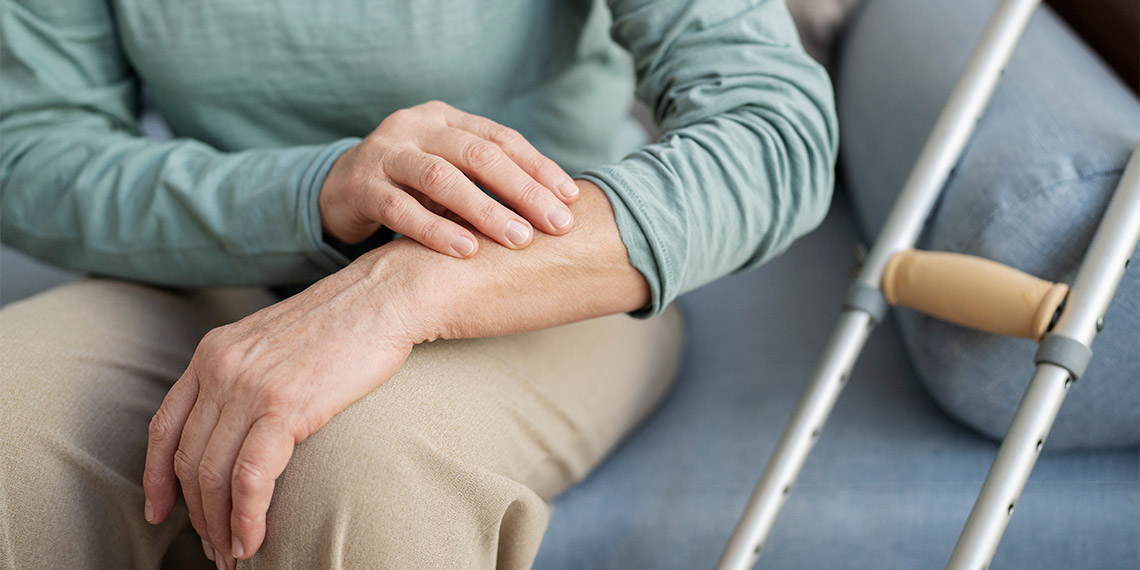 Parkinson Hastalığı Nedir? Parkinson hastalığı, genellikle yaşlılık döneminde ortaya çıkan, sinir sistemi üzerinde etkisi olan bir nörolojik bozukluktur. 