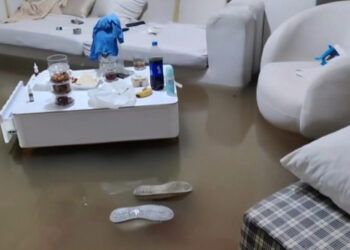 Pendik'te binaların bodrum katlarını su bastı