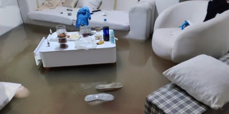 Pendik'te binaların bodrum katlarını su bastı