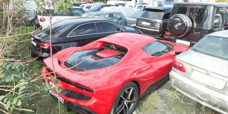 Polat çiftinin araçları yediemin otoparkında