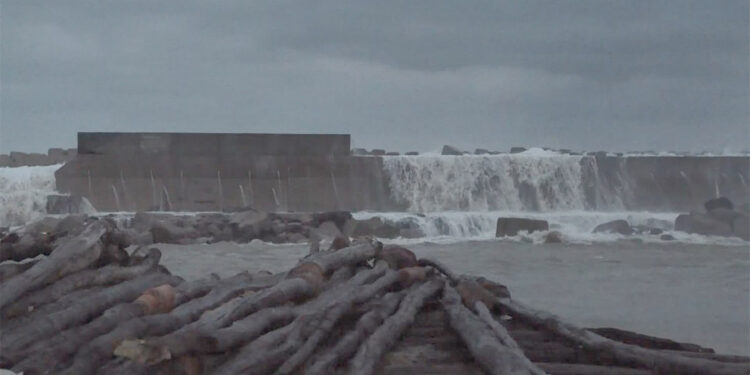Fırtına öncesi naylon ve kum torbasıyla önlem şart