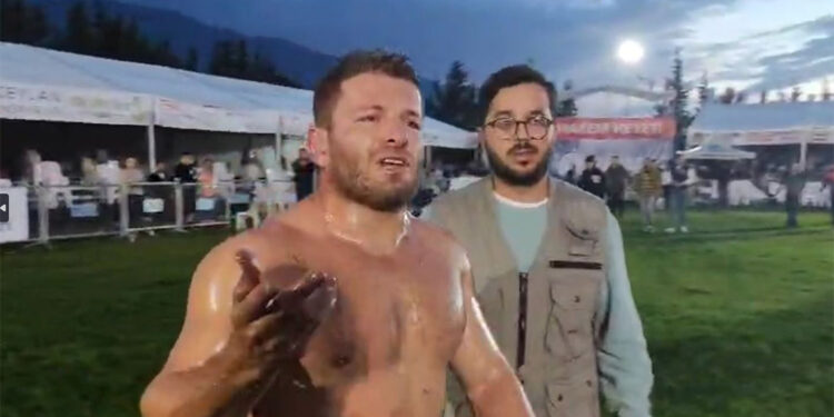 Güreşten çekilen Balaban seyirciyle tartıştı