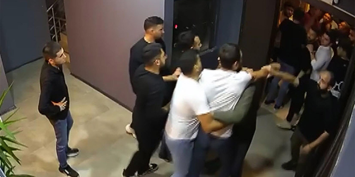 Aydın'ın Nazilli ilçesinde, bir restoranda denetime giden polis ve gazeteciye saldırı düzenlendi, 7 kişi gözaltına alındı.