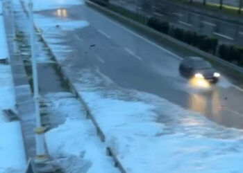 Karadeniz Sahil Yolu'na ulaşan dalgalar zor anlar yaşattı