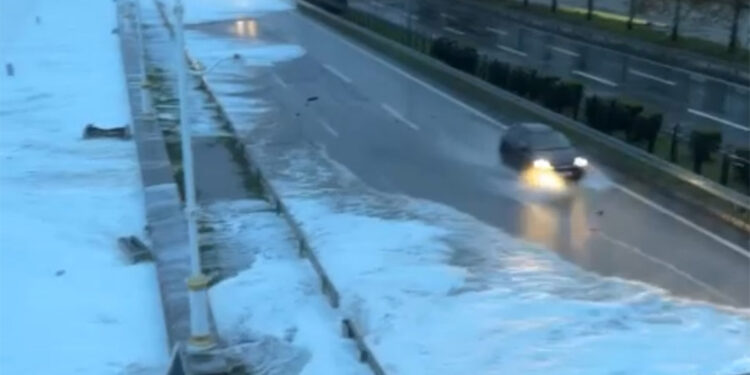 Karadeniz Sahil Yolu'na ulaşan dalgalar zor anlar yaşattı