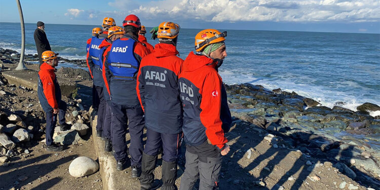 Rize'de odun toplamak için gittiği sahilde dalgalara kapılıp kayboldu