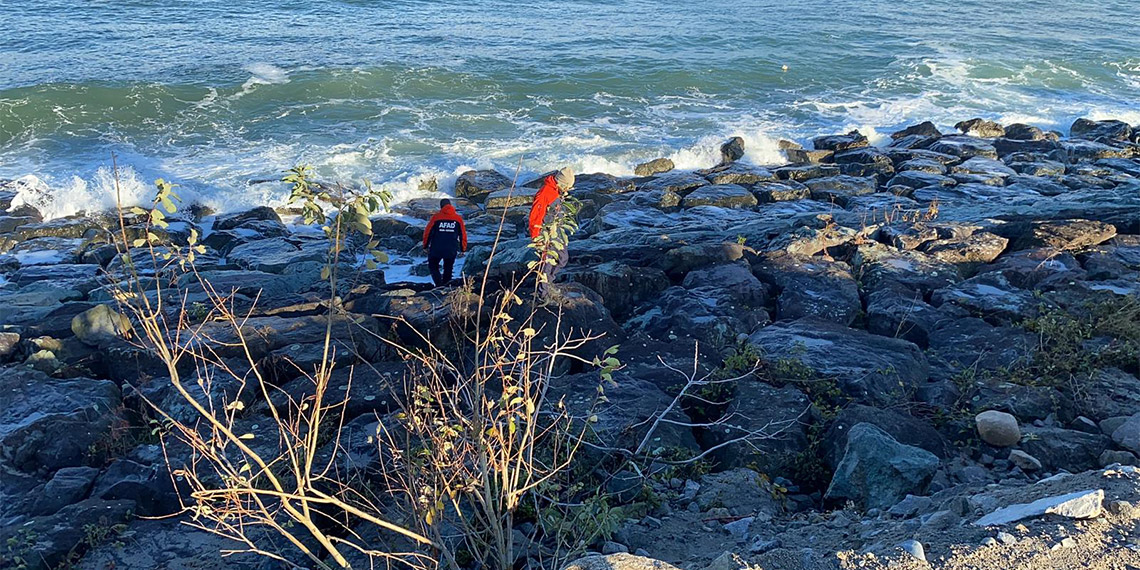 Rize'de odun toplamak için gittiği sahilde dalgalara kapılıp kayboldu