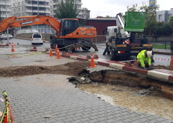 sağanak nedeniyle yol çöktü, cadde trafiğe kapatıldı