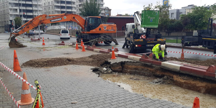 sağanak nedeniyle yol çöktü, cadde trafiğe kapatıldı