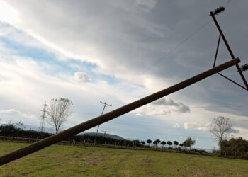 Samsun'da fırtına nedeniyle elektrik direkleri devrildi