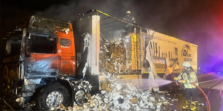 Sancaktepe'de peçete yüklü TIR'da yangın çıktı