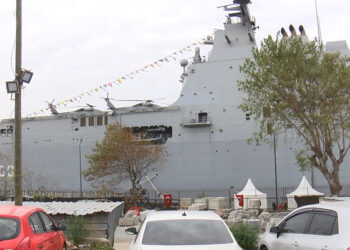 Sarayburnu Limanı'na demirleyen TCG Anadolu gemisi ziyarete açıldı