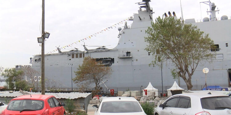 Sarayburnu Limanı'na demirleyen TCG Anadolu gemisi ziyarete açıldı