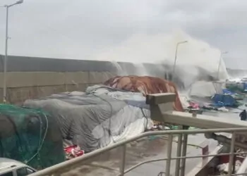 İstanbul'da dalgalar 5 balıkçıyı denize düşürdü