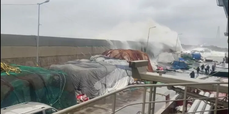 İstanbul'da dalgalar 5 balıkçıyı denize düşürdü