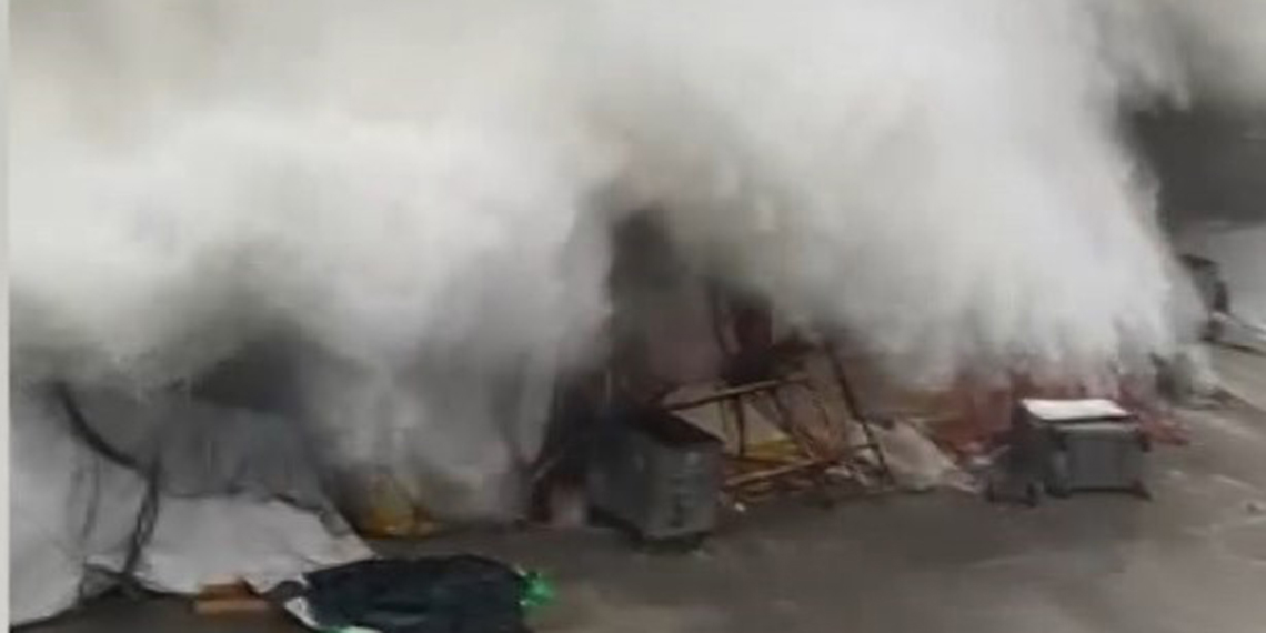 İstanbul'da etkili olan fırtına Rumeli Feneri balıkçı barınağına da zarar verdi. Dev dalgalar 10 tonluk blokları yıktı. Dalga kıranı aşan dalgalar 5 balıkçıyı denize düşürdü. O anlar balıkçıların cep telefonu kamerasına yansıdı.