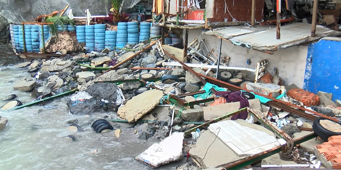 İstanbul'da Pazar günü sağanak yağıştan etkilenen Sarıyer'de fırtına sonrası hasar ortaya çıktı.