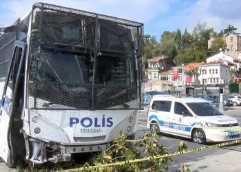 Çevik kuvvet polisini taşıyan servis otobüsü facianın eşiğinden döndü
