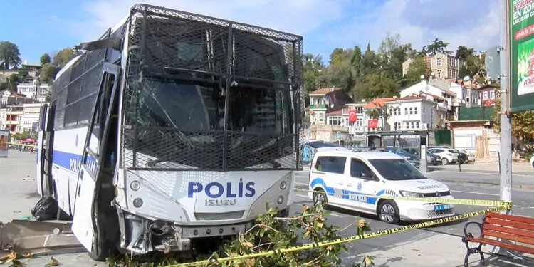 Çevik kuvvet polisini taşıyan servis otobüsü facianın eşiğinden döndü
