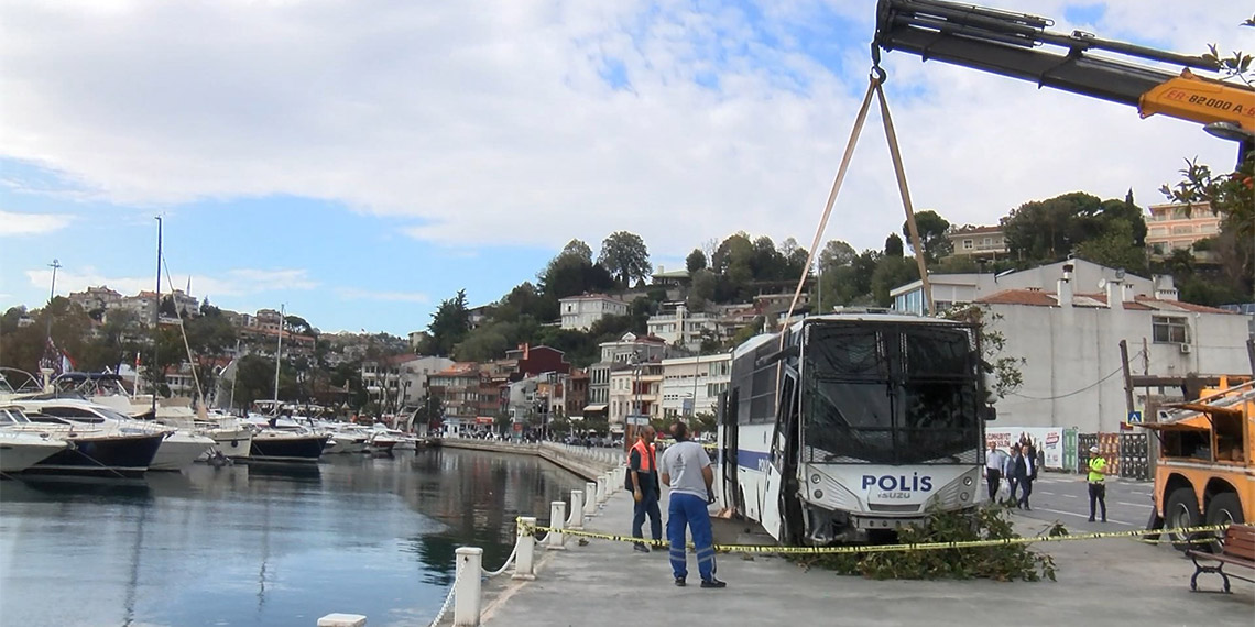 Çevik kuvvet polisini taşıyan servis otobüsü facianın eşiğinden döndü