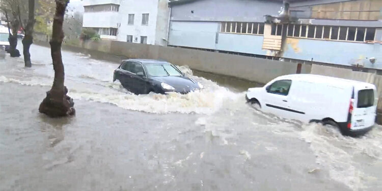 Sarıyer'de yağışın ardından caddeyi su bastı