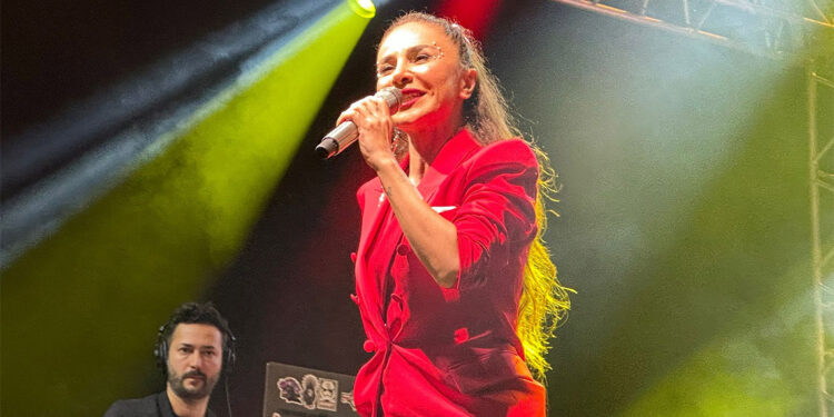 Pop Sanatçısı Betül Demir Bartınlıları coşturdu