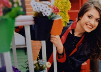 Aybüke öğretmenin kabrine, meslektaşları karanfil bıraktı