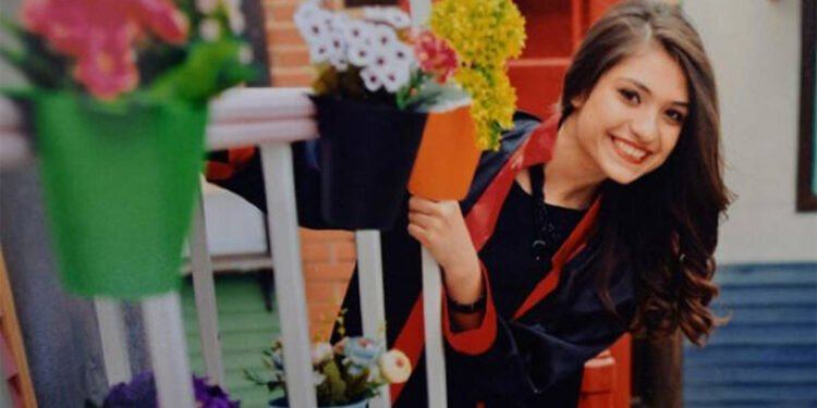 Aybüke öğretmenin kabrine, meslektaşları karanfil bıraktı