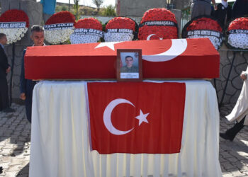Şehit Er Onur Özbek toprağa verildi