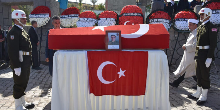 Şehit Er Onur Özbek toprağa verildi