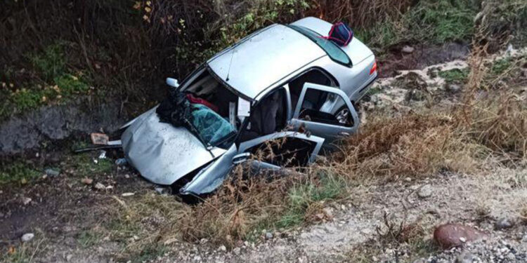 Siirt'te otomobil şarampole yuvarlandı; 1 ölü, 8 yaralı