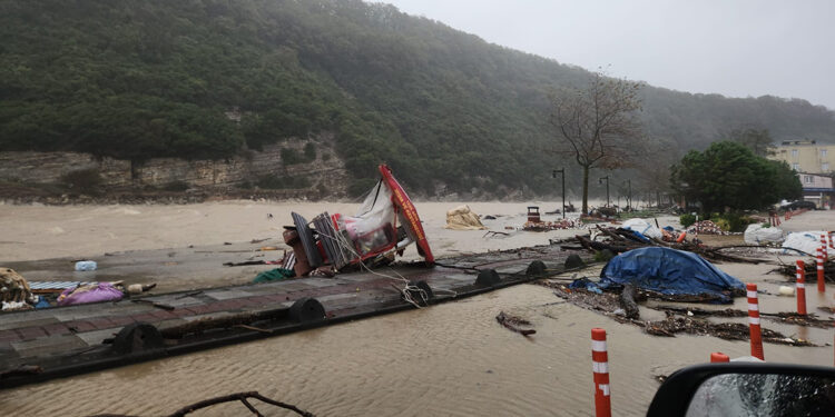 Şile'deki fırtınada dere taştı