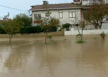 Silivri'de dere taştı, evleri su bastı