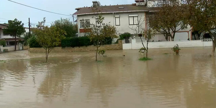 Silivri'de dere taştı, evleri su bastı