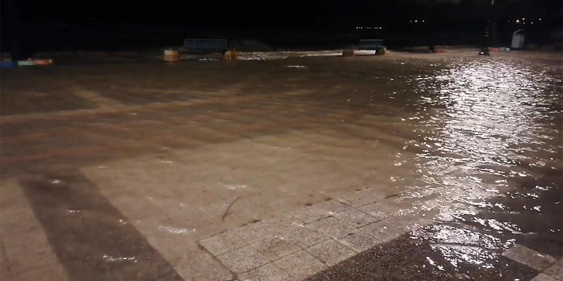 Silivri'de fırtına; iş yerlerini su bastı