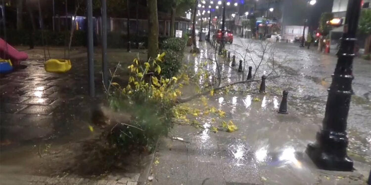 Silivri'de fırtına; iş yerlerini su bastı