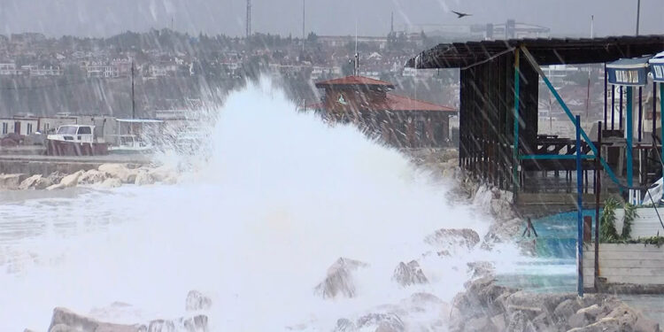 Elektrikler kesildi trafolar patladı