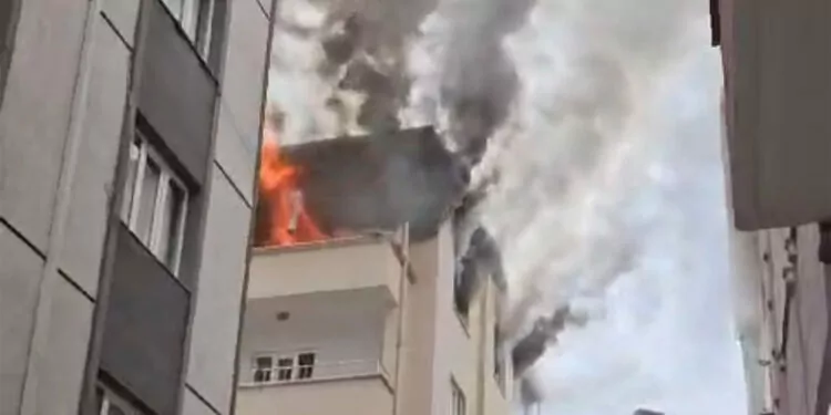 Bursa'da sinir krizi geçirince evi ateşe verdi