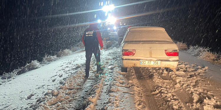 Şırnak-Siirt kara yolunda mahsur kalan 10 araç kurtarıldı