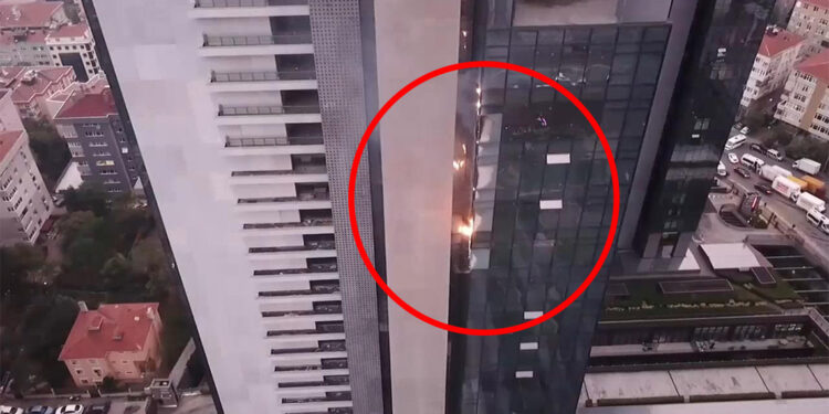 Mecidiyeköy'de iş merkezinde yangın