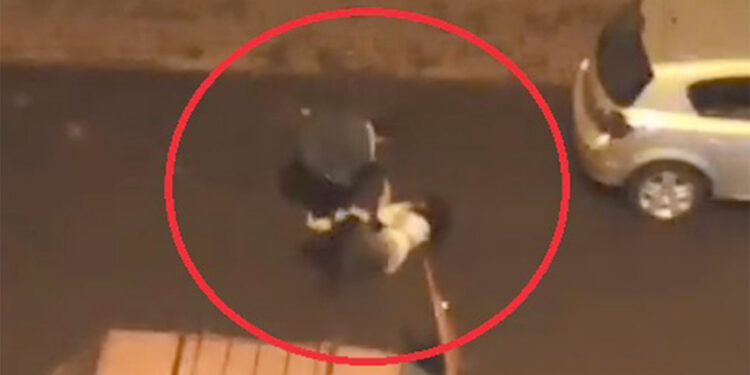 Kadını sokak ortasında saçından tutarak sürükledi