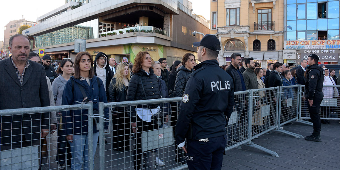 Taksim Meydanı'nda Atatürk'ü anma töreni