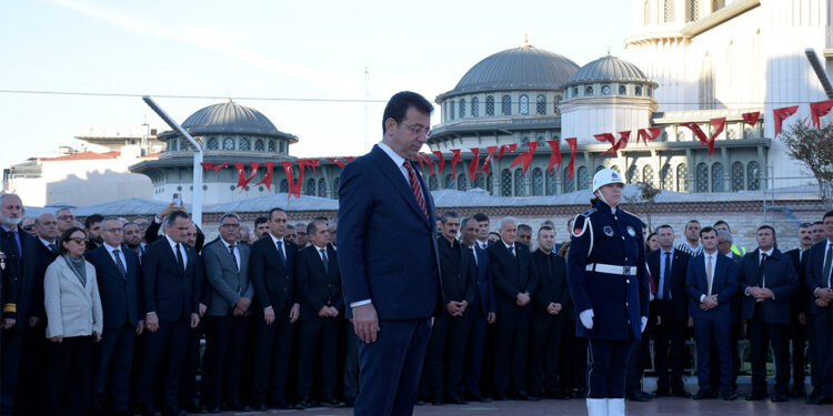 Taksim Meydanı'nda Atatürk'ü anma töreni