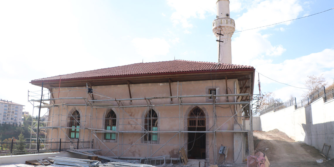 Tarihi camideki restorasyonda kalem işçilikleri ortaya çıktı