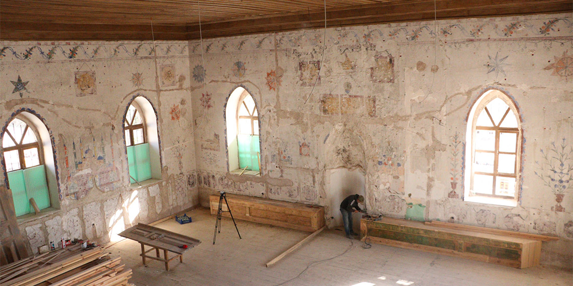 Ankara'nın Altındağ ilçesindeki tarihi Hacı Bayram Veli Camii'nde restorasyon sırasında duvarlarda sıvalar dökülünce Osmanlı'nın erken dönemlerinde kullanılan kalem işçilikleri ortaya çıktı. Bunun üzerine camide ince işçilik başlatıldı.