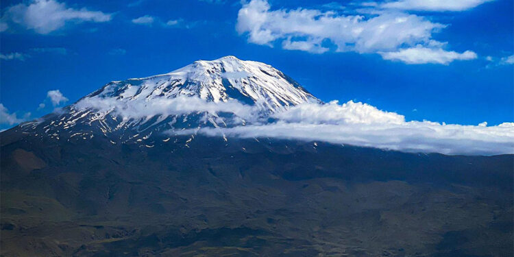 Dağların zirvelerindeki buzullar hızla eriyor