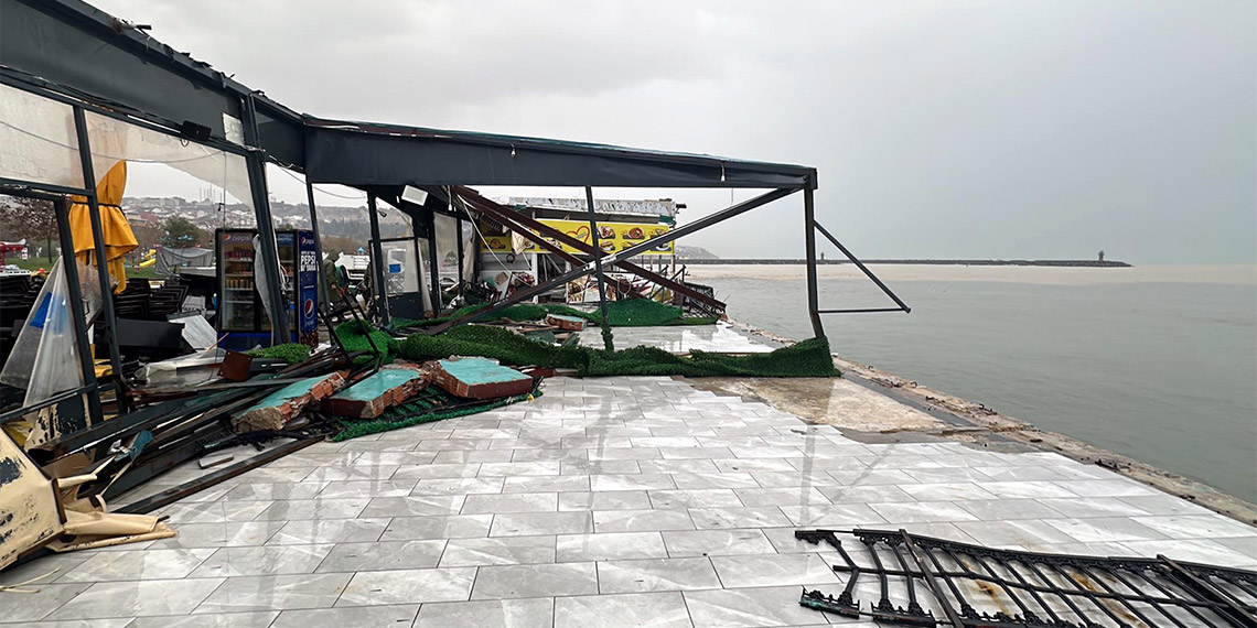 Tekirdağ'da deniz taştı, rüzgarda ağaçlar devrildi