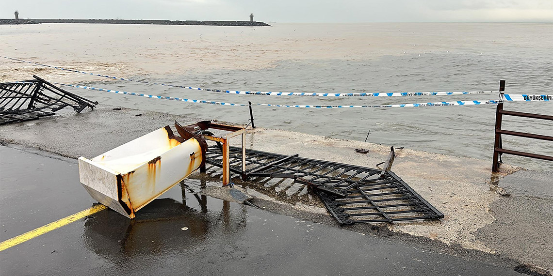 Tekirdağ'da deniz taştı, sahildeki işletmeleri su bastı, rüzgarda ağaçlar devrildi, belediye ekipleri, sabah saatlerinden itibaren temizlik çalışması başlattı.